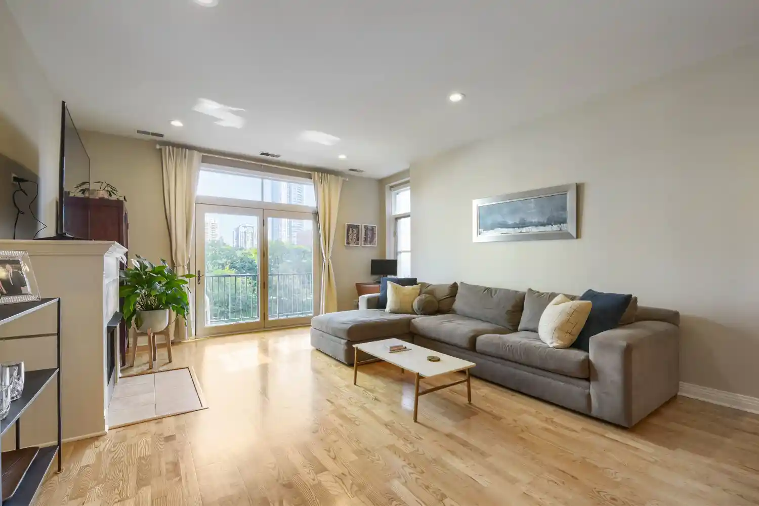 Listing Photo 2 - Condo for sale in 330 N Clinton St located at 330 N Clinton St, Chicago, IL 60661 - Unit #302