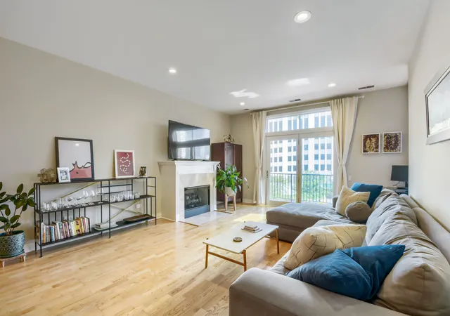 Listing Photo 3 - Condo for sale in building located at 330 N Clinton St, Chicago, IL 60661 - Unit #302