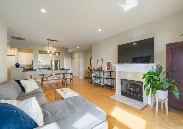 Listing Photo 4 - Condo for sale in building located at 330 N Clinton St, Chicago, IL 60661 - Unit #302