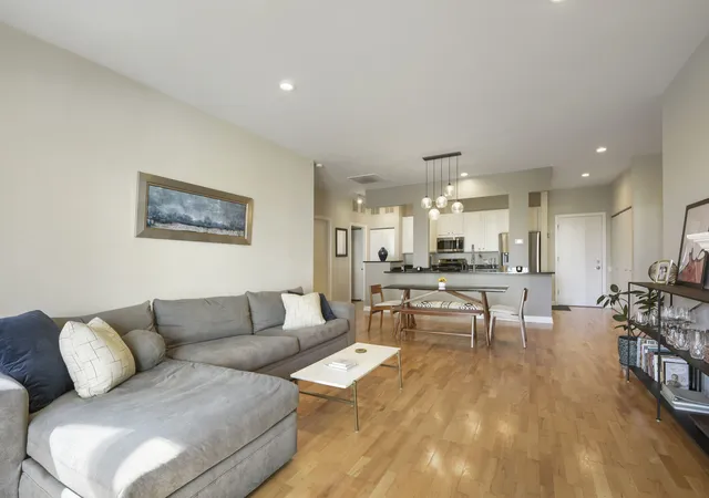 Listing Photo 5 - Condo for sale in building located at 330 N Clinton St, Chicago, IL 60661 - Unit #302