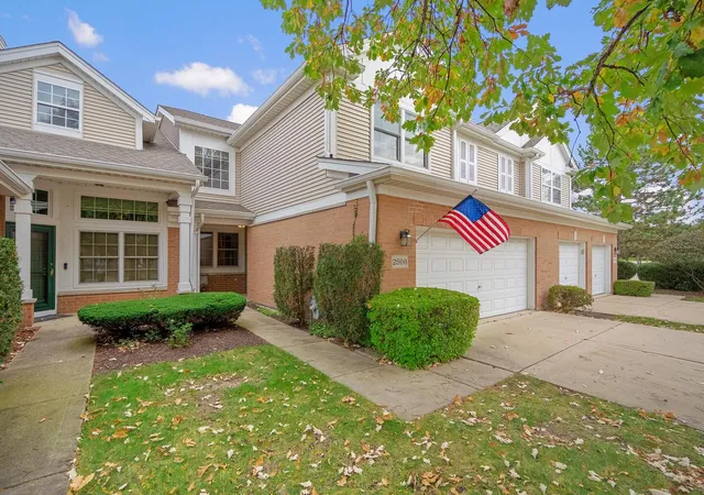 Photo 2 of Townhouse for sale at 2596 Camberley Cir, Westchester, IL 60154 | MLS# 12779168 | Listing updated on 2026-10-22