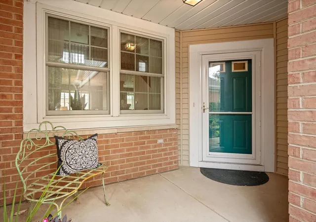 Photo 3 of Townhouse for sale at 2596 Camberley Cir, Westchester, IL 60154 | MLS# 12779168 | Listing updated on 2026-10-22