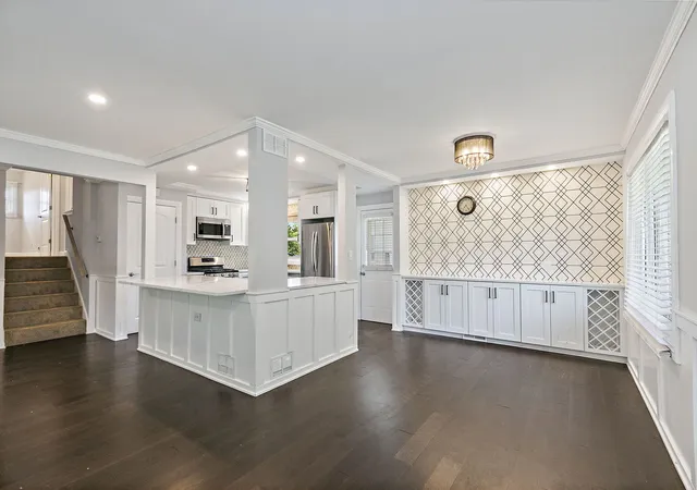 Photo 4 of Single family home for sale at 555 Lowden Ave, Glen Ellyn, IL 60137 | MLS# 12779221 | Listing updated on 2026-10-07