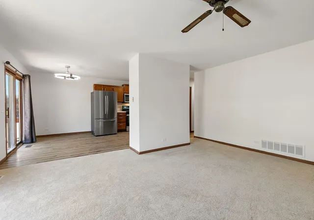 Photo 4 of Condo for sale at 320 Woodridge Cir #B, South Elgin, IL 60177 | MLS# 12779256 | Listing updated on 2026-10-08