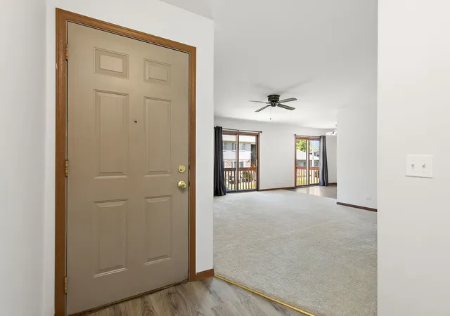 Listing Photo 5 - Condo for sale in building located at 320 Woodridge Cir, South Elgin, IL 60177 - Unit #B