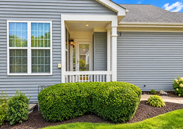 Photo 3 of Single family home for sale at 21100 Eugene Siegel Ct, Crest Hill, IL 60403 | MLS# 12779290 | Listing updated on 2026-10-07