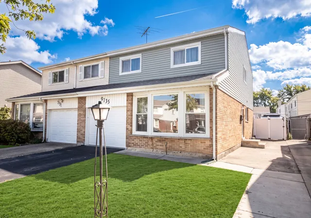 Photo 2 of Townhouse for sale at 9135 Hollyberry Ave, Des Plaines, IL 60016 | MLS# 12779367 | Listing updated on 2026-10-07
