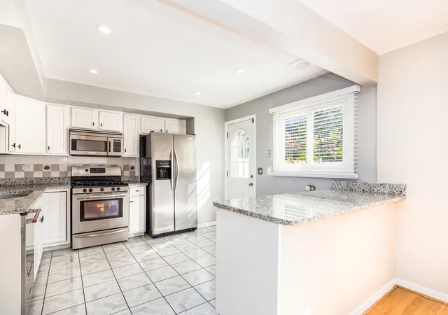 Photo 4 of Townhouse for sale at 9135 Hollyberry Ave, Des Plaines, IL 60016 | MLS# 12779367 | Listing updated on 2026-10-07