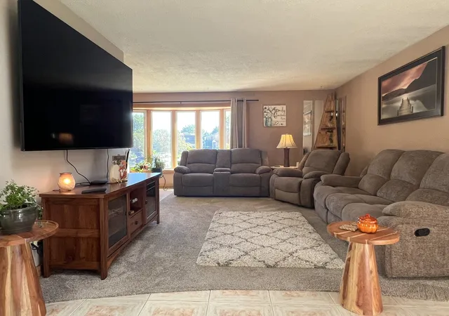 Photo 3 of Single family home for sale at 3004 S Lynn Ct, Mount Prospect, IL 60056 | MLS# 12779383 | Listing updated on 2026-10-08