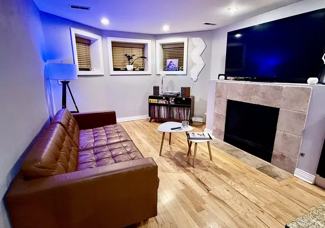 Photo 3 of Condo for sale at 809 W Bradley Pl #G, Chicago, IL 60613 | MLS# 12779397 | Listing updated on 2026-10-08