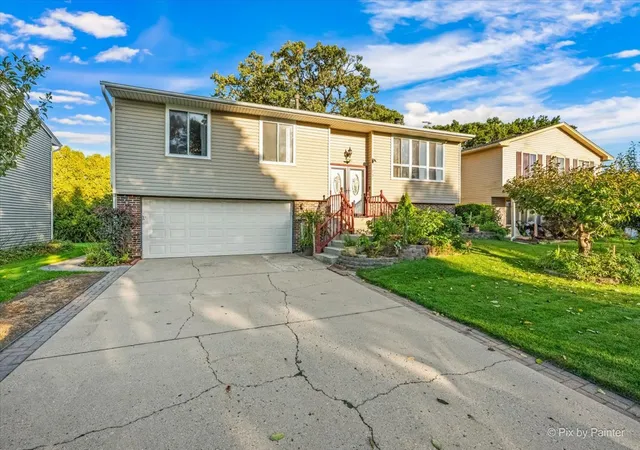 Photo 2 of Single family home for sale at 231 Briarwood Dr, Elgin, IL 60120 | MLS# 12779402 | Listing updated on 2026-10-08