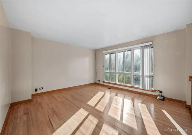 Photo 4 of Single family home for sale at 231 Briarwood Dr, Elgin, IL 60120 | MLS# 12779402 | Listing updated on 2026-10-08