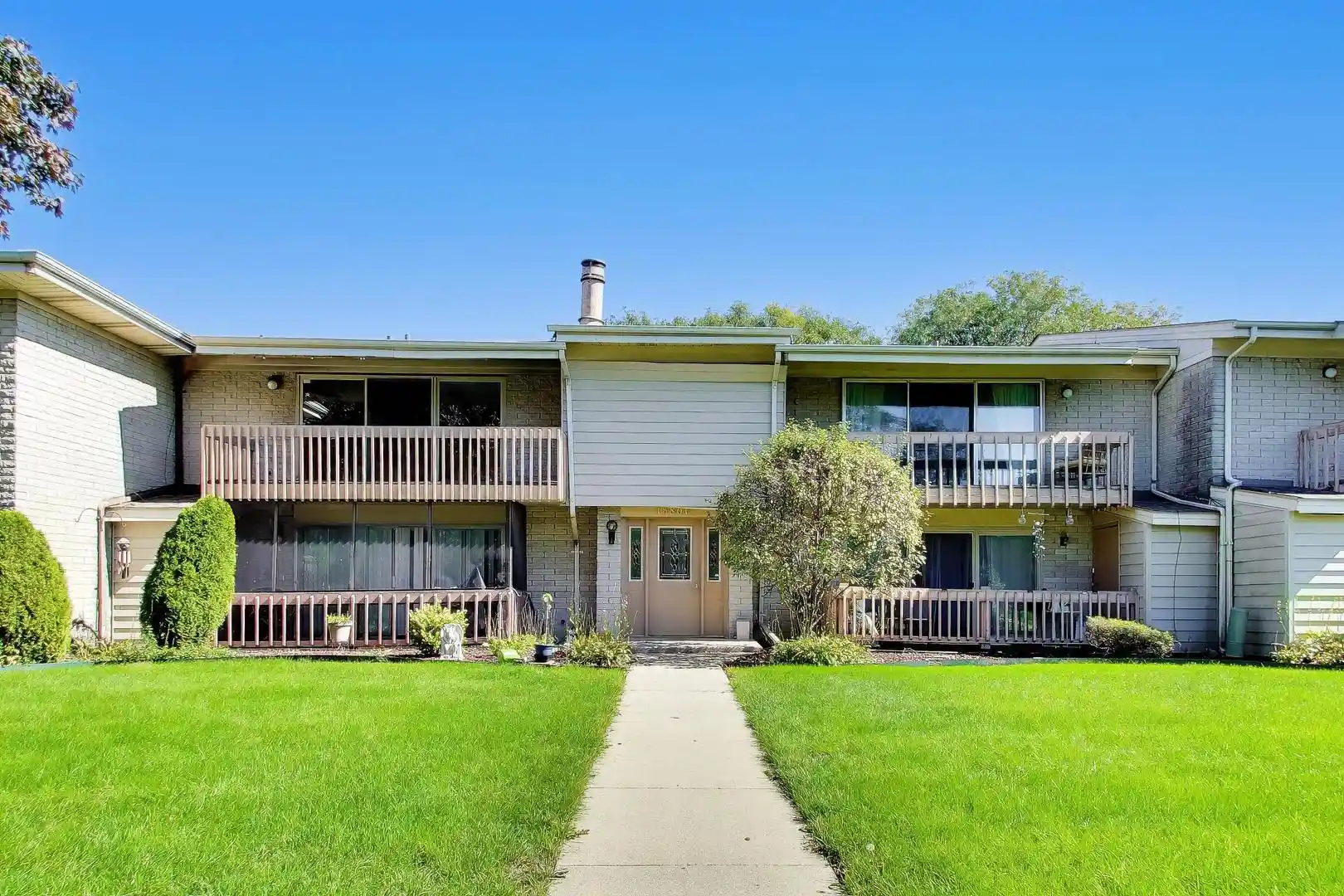 Listing Photo 2 - Condo for sale in 15801 Orlan Brk Dr located at 15801 Orlan Brk Dr, Orland Park, IL 60462 - Unit #53