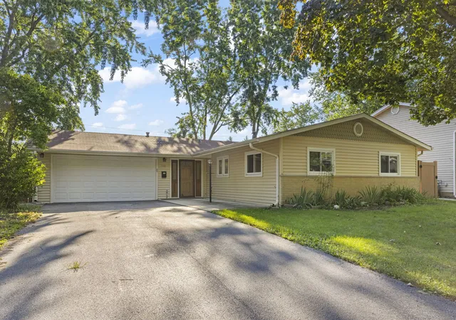 Single family home for sale at 7101 Edgebrook Ln, Hanover Park, IL 60133 | MLS# 12779489