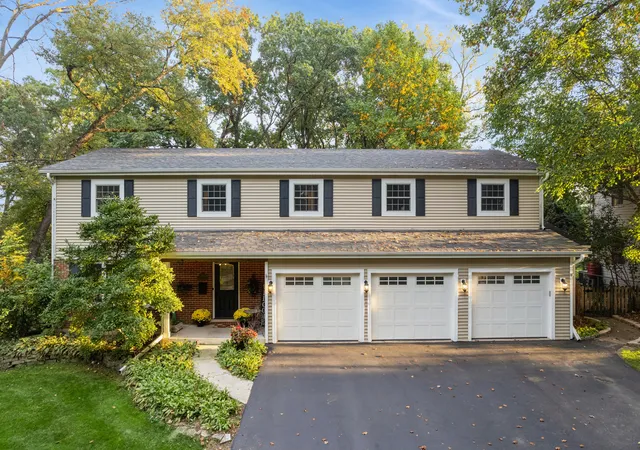 Photo 1 of Single family home for sale at 895 Ellynwood Dr, Glen Ellyn, IL 60137 | MLS# 12779516 | Listing updated on 2026-10-21