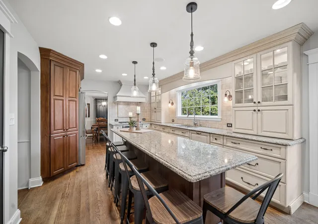 Photo 2 of Single family home for sale at 895 Ellynwood Dr, Glen Ellyn, IL 60137 | MLS# 12779516 | Listing updated on 2026-10-21