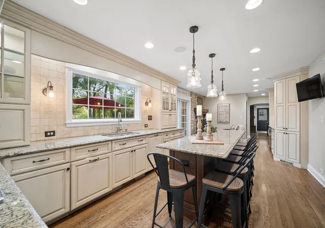 Photo 3 of Single family home for sale at 895 Ellynwood Dr, Glen Ellyn, IL 60137 | MLS# 12779516 | Listing updated on 2026-10-21