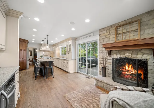 Photo 3 of Single family home for sale at 895 Ellynwood Dr, Glen Ellyn, IL 60137 | MLS# 12779516 | Listing updated on 2026-10-21