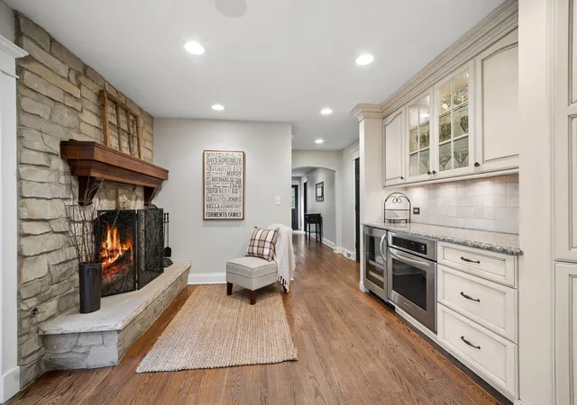 Photo 4 of Single family home for sale at 895 Ellynwood Dr, Glen Ellyn, IL 60137 | MLS# 12779516 | Listing updated on 2026-10-21
