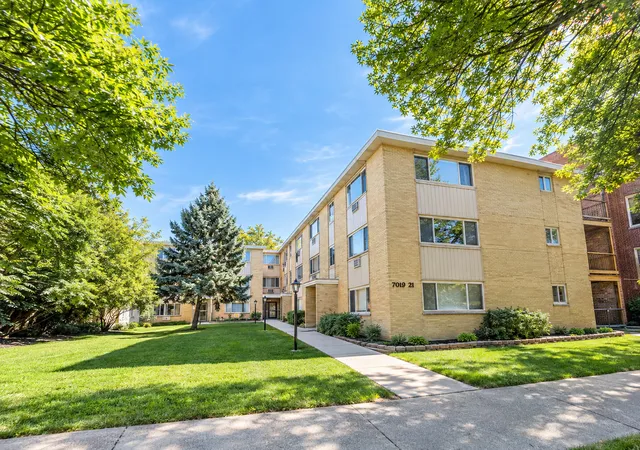 Condo for sale at 7019 N Ridge Blvd #1A, Chicago, IL 60645 | MLS# 12779532 | Listing updated on 2026-10-10