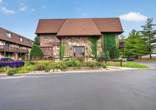 Listing Photo 4 - Condo for sale in building located at 177 Uteg St, Crystal Lake, IL 60014 - Unit #104C