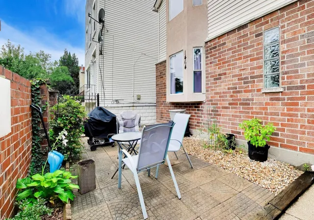 Listing Photo 2 - Condo for sale in building located at 1464 W Ohio St, Chicago, IL 60642