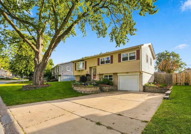 Photo 1 of Single family home for sale at 3123 Somerset Dr, Bettendorf, IA 52722 | MLS# 12779560 | Listing updated on 2026-10-09