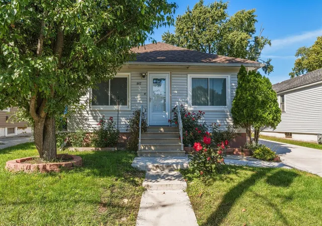Photo 1 of Single family home for sale at 917 Mason Ave, Aurora, IL 60506 | MLS# 12779564 | Listing updated on 2026-10-08