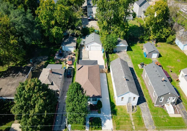 Photo 3 of Single family home for sale at 917 Mason Ave, Aurora, IL 60506 | MLS# 12779564 | Listing updated on 2026-10-08