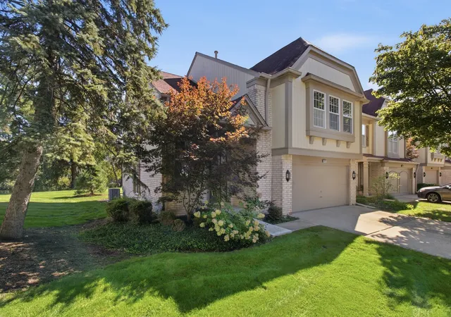 Photo 3 of Townhouse for sale at 192 W Fox Hl Dr, Buffalo Grove, IL 60089 | MLS# 12779565 | Listing updated on 2026-10-07