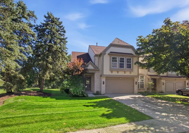 Photo 3 of Townhouse for sale at 192 W Fox Hl Dr, Buffalo Grove, IL 60089 | MLS# 12779565 | Listing updated on 2026-10-07