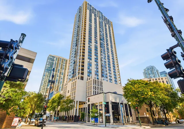 Listing Photo 2 - Condo for sale in building located at 1122 N Clark St, Chicago, IL 60610 - Unit #3202