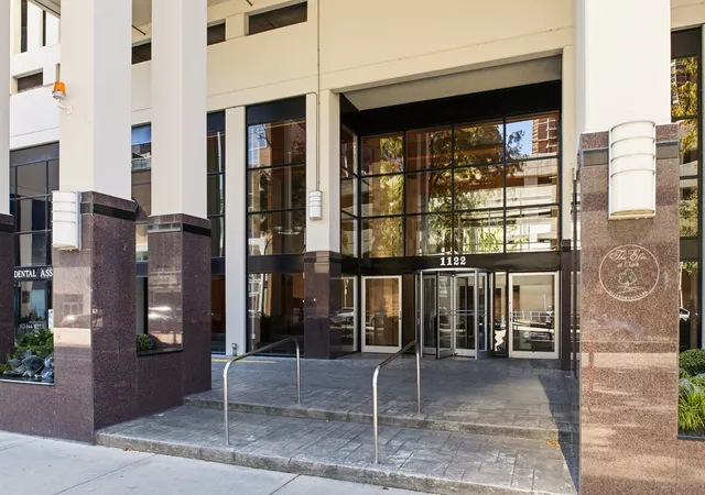 Listing Photo 3 - Condo for sale in building located at 1122 N Clark St, Chicago, IL 60610 - Unit #3202