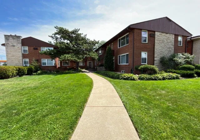 Photo 1 of Condo for sale at 1531 Bonnie Brae Pl #7, River Forest, IL 60305 | MLS# 12779630 | Listing updated on 2026-10-07