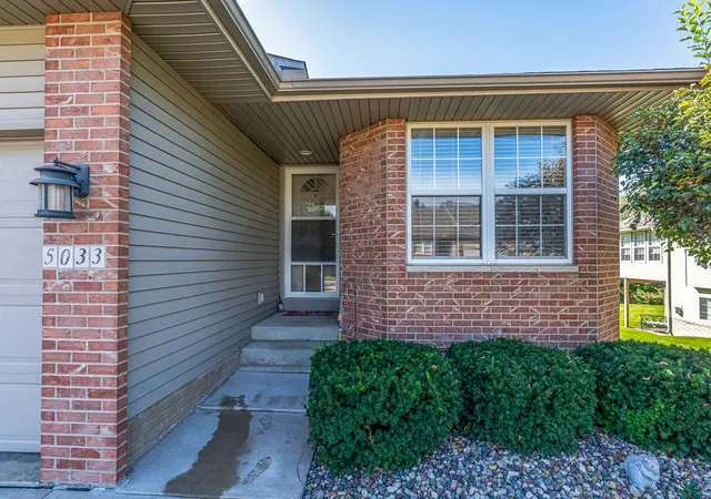 Listing Photo 2 - Condo for sale in building located at 5033 Red Fox Rd, Bettendorf, IA 52722 - Unit #0