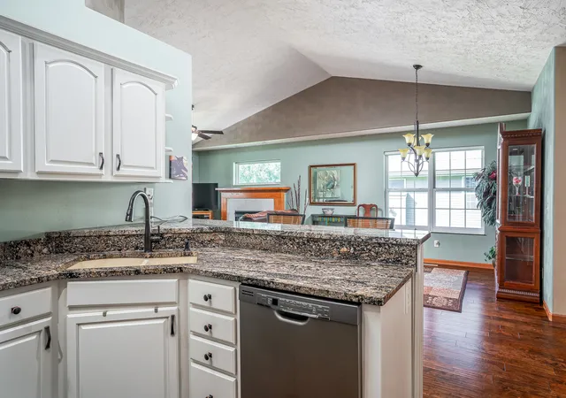 Listing Photo 4 - Condo for sale in building located at 5033 Red Fox Rd, Bettendorf, IA 52722 - Unit #0