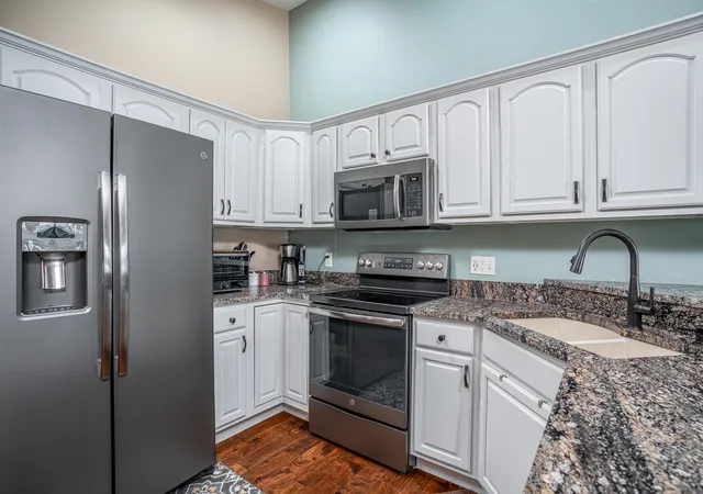 Listing Photo 5 - Condo for sale in building located at 5033 Red Fox Rd, Bettendorf, IA 52722 - Unit #0