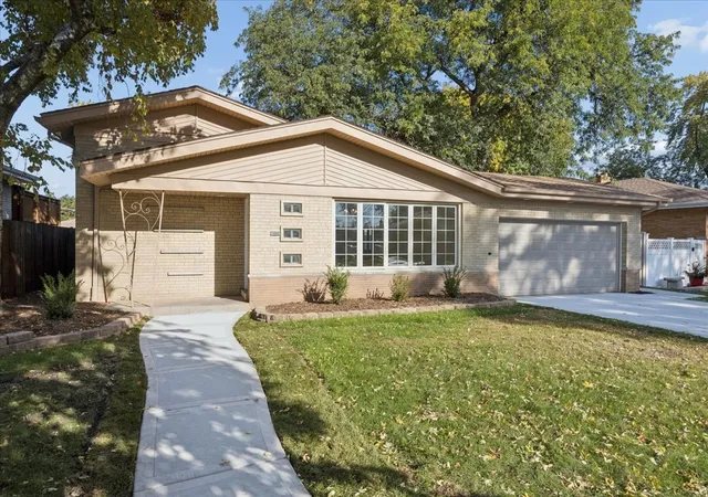 Single family home for sale at 5504 Oak Ctr Dr, Oak Lawn, IL 60453 | MLS# 12779717