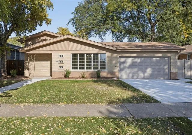 Photo 1 of Single family home for sale at 5504 Oak Ctr Dr, Oak Lawn, IL 60453 | MLS# 12779717 | Listing updated on 2026-10-09