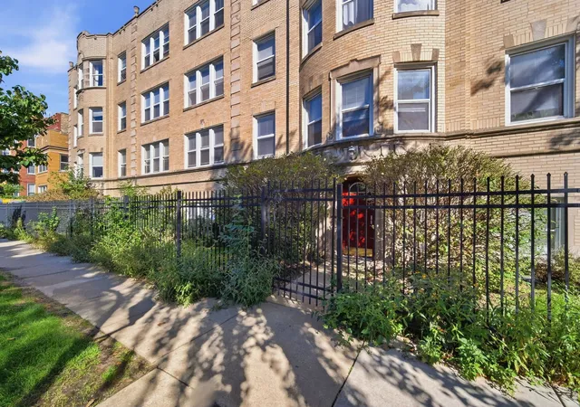 Listing Photo 4 - Condo for sale in building located at 6305 N Claremont Ave, Chicago, IL 60659 - Unit #1