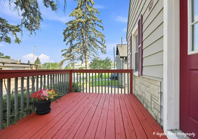 Photo 3 of Single family home for sale at 1621 Round Lake Dr, Round Lake Beach, IL 60073 | MLS# 12779726 | Listing updated on 2026-10-07