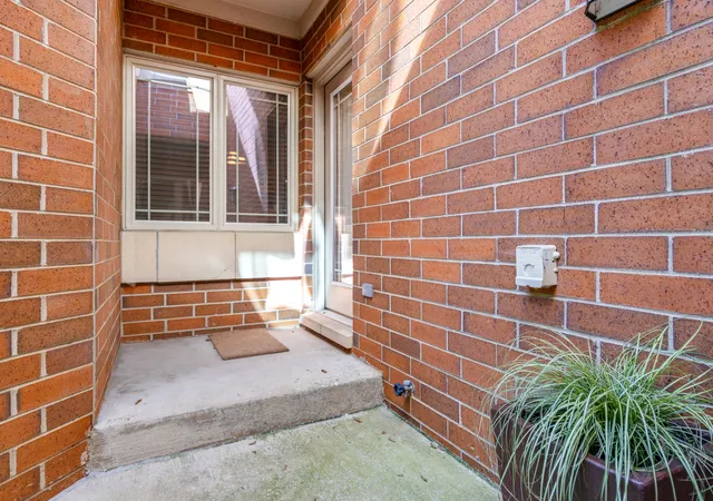 Photo 2 of Townhouse for sale at 152 Finstad Dr, Libertyville, IL 60048 | MLS# 12779734 | Listing updated on 2026-10-09