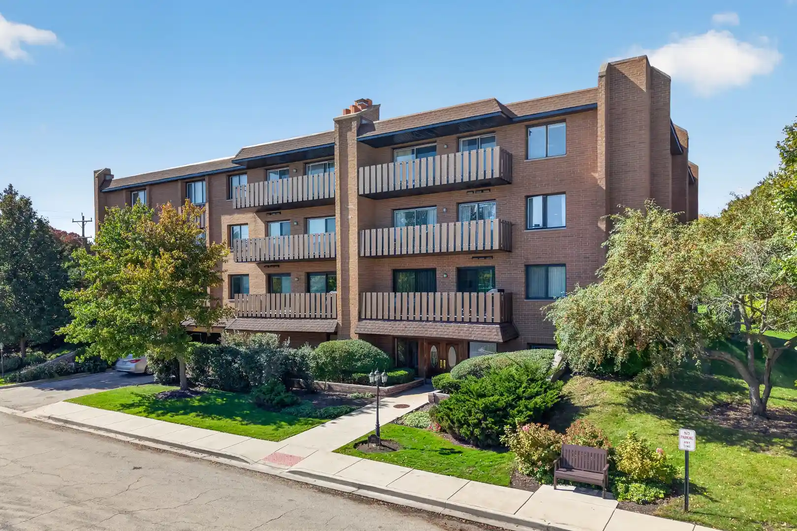 Listing Photo 1 - Condo for sale in 1795 Lake Cook Rd located at 1795 Lake Cook Rd, Highland Park, IL 60035 - Unit #211
