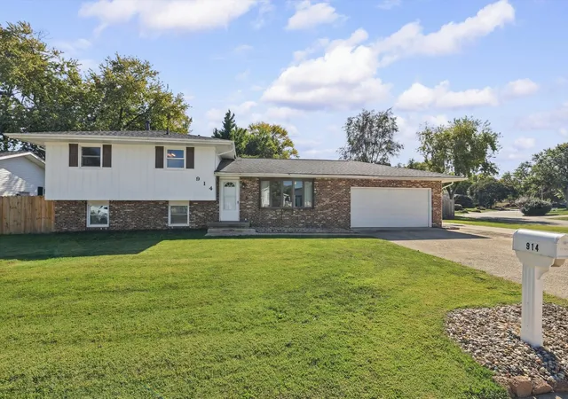 Photo 3 of Single family home for sale at 914 North Dr, Rantoul, IL 61866 | MLS# 12779804 | Listing updated on 2026-10-09