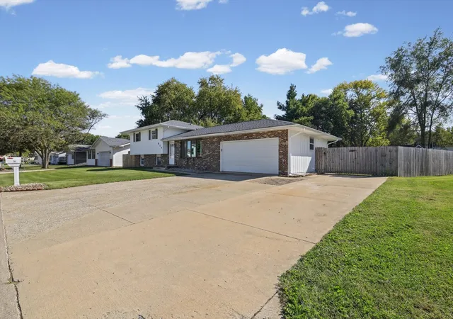 Photo 4 of Single family home for sale at 914 North Dr, Rantoul, IL 61866 | MLS# 12779804 | Listing updated on 2026-10-09