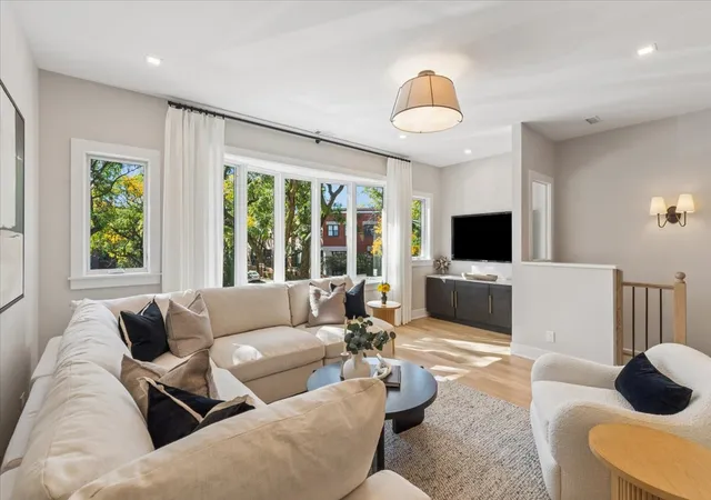 Listing Photo 4 - Condo for sale in building located at 616 W Willow St, Chicago, IL 60614