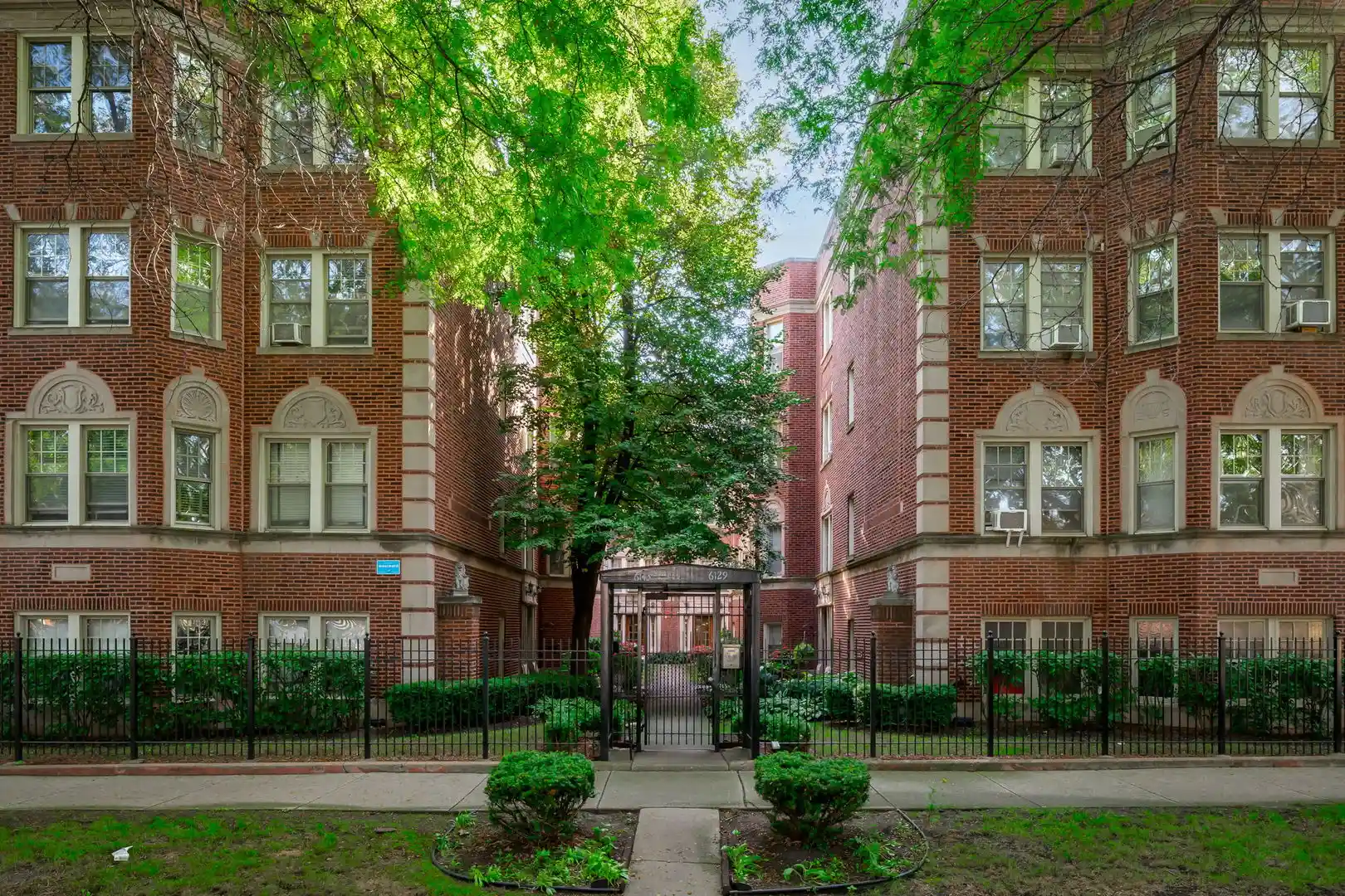 Listing Photo 2 - Condo for sale in 6131 N Hoyne Ave located at 6131 N Hoyne Ave, Chicago, IL 60659 - Unit 6131 N Hoyne Ave