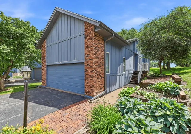 Listing Photo 4 - Condo for sale in building located at 6401 Utica Ridge Rd, Davenport, IA 52807 - Unit #12