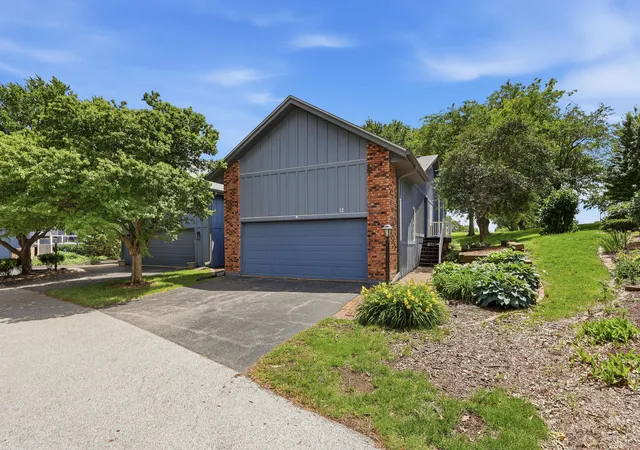 Listing Photo 5 - Condo for sale in building located at 6401 Utica Ridge Rd, Davenport, IA 52807 - Unit #12