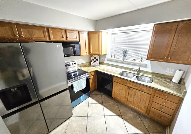 Photo 4 of Condo for sale at 1354 E Washington St #102, Des Plaines, IL 60016 | MLS# 12779903 | Listing updated on 2026-10-08